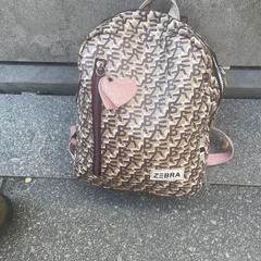 Kinder rugzak merk zebra, amint azt az iLostnak jelentették.