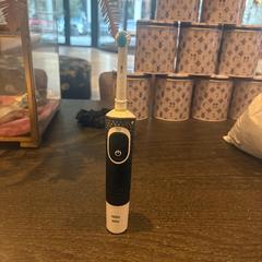 Elektrische zahnbürste, gemeldet von Van der Valk Hotel Amsterdam-Amstel über iLost