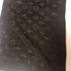 Scialle Zwart Luis vuitton, come riportato da Koninklijk Theater Carré utilizzando iLost
