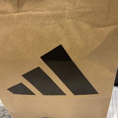 Einkaufstasche Adidas, gemeldet von Designer Outlet Roosendaal über iLost