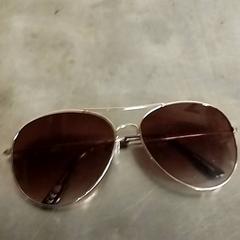 Zonnebril، كما تم الإبلاغ عنه بواسطة Pathé Scheveningen عبر iLost