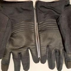 Guants noirs, segons ha informat TCL mitjançant iLost