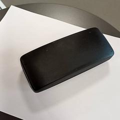 Brillenkoker etui avec lunettes de soleil, zoals gemeld door IKEA Strasbourg met iLost