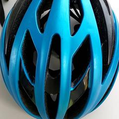 Vari - Fietshelm Blauw, come riportato da Regio West-Vlaanderen utilizzando iLost