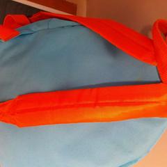 حقائب حمل وحقائب اليد bleu et orange، كما تم الإبلاغ عنه بواسطة TCL عبر iLost