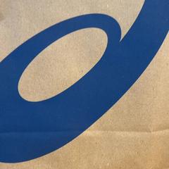 Aankoop asics, segundo informou Designer Outlet Roermond usando iLost