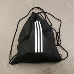 حقيبة رياضية، كما تم الإبلاغ عنه بواسطة Regio Limburg - Leuven عبر iLost