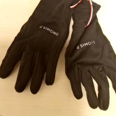 Guants, segons ha informat Mövenpick Hotel Amsterdam City Centre mitjançant iLost