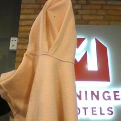 Suéter Rosa Cotton, ha sido reportado por MEININGER Hotel Hamburg City Center con iLost