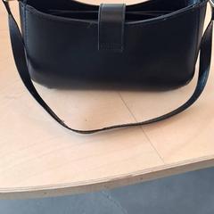 Prenosná taška, ako bolo nahlásené IKEA Lyon Grand Parilly pomocou iLost