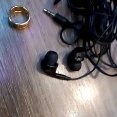 Koptelefoon & Ring, zoals gemeld door Leonardo Royal Hotel Amsterdam met iLost