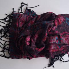 숄 meerkleurig, iLost를 사용하여 TheaterHangaar에 보고됨