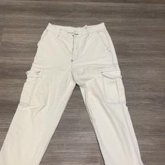 衣類 White pants がiLostで Amsterdam ID Aparthotel によって報告されました