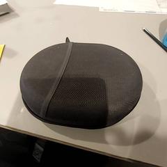 Fejhallgató Headphones with case, amint azt TU/e - Receptie Neuron az iLost segítségével jelentette.