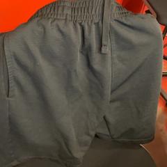 Pantalons curts, segons ha informat MEININGER Hotel Bordeaux Gare Saint-Jean mitjançant iLost