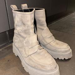 Botes Grey, segons ha informat MEININGER Hotel Amsterdam City West mitjançant iLost