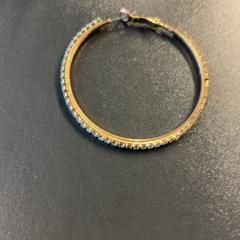 Fülbevaló Nep Goud en Edelsteentjes, amint azt Pathé Amsterdam Noord az iLost segítségével jelentette.