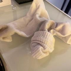 جورب WHITE SOCKS، كما تم الإبلاغ عنه بواسطة Room Mate Bruno عبر iLost