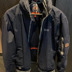 Jakke, som rapportert av Van der Valk Hotel Houten ved bruk av iLost