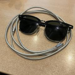 Ray ban zonnebril en iphone oplader, som rapportert av Haven Hotel Rotterdam ved bruk av iLost