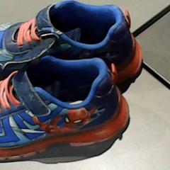 Sapatos, como reportado por SnowWorld Landgraaf utilizando o iLost