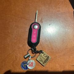 Autosleutel Zwart en roze met sleutel, zoals gemeld door Pinkpop met iLost