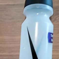 Bouteille De sport, a été signalé par CARS HANGARD utilisant iLost
