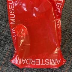 Plastikozko poltsa Tas rood stedelijk museum, gisa salatu by Connexxion Amstelland-Meerlanden Schiphol Zuid iLost erabiliz