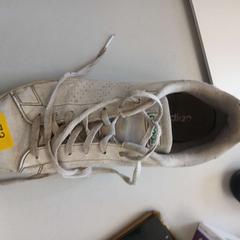 Cipő Adidas, amint azt Rock Werchter az iLost segítségével jelentette.