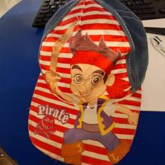 İLost kullanarak IKEA Dijon tarafından bildirildiği gibi Casquette pour enfant Bleue et rouge