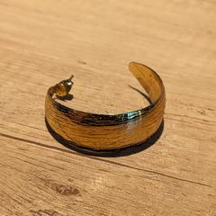 Goudkleurige oorbel, som rapporterats till iLost