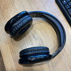 Auriculars, segons ha informat Designer Outlet Roosendaal mitjançant iLost