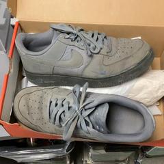 الحذاء Grey Nike shoes، كما تم الإبلاغ عنه بواسطة MEININGER Hotel Copenhagen عبر iLost