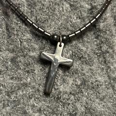 Ketting met kruisje, segundo informou a iLost