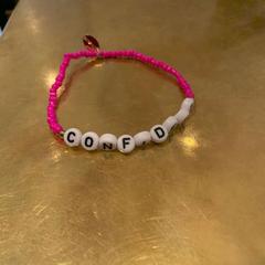 Pulseira "Confident'' op de armband, segundo informou Van der Valk Hotel Amsterdam-Amstel usando iLost
