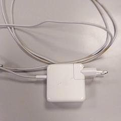 Macbook oplader, zoals gemeld door Vrije Universiteit Amsterdam met iLost