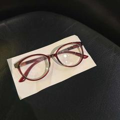 Ulleres, segons ha informat Room Mate Bruno mitjançant iLost