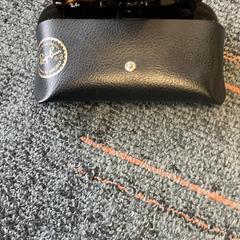 Portaocchiali con occhiali Zwart bruin, come riportato da Connexxion Amstelland-Meerlanden Schiphol Zuid utilizzando iLost