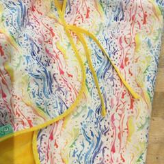 Manta de bebé Een kant geel andere kant multicolor, ha sido reportado por IKEA Wilrijk con iLost