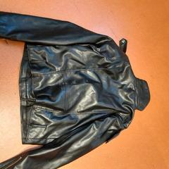 Bomber dzseki noir, amint azt TCL az iLost segítségével jelentette.