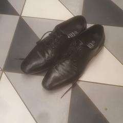 Black Shoes, segundo informou MEININGER Hotel Innsbruck Zentrum usando iLost