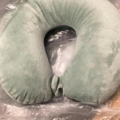 وسادة Green neck pillow & نيكبيللو، كما تم الإبلاغ عنه بواسطة MEININGER Hotel Copenhagen عبر iLost