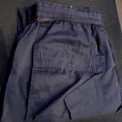 Pantaloni Navy, come riportato da Leonardo Royal Hotel Amsterdam utilizzando iLost