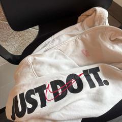 Pull Nike white, a été signalé par MEININGER Hotel Berlin Central Station utilisant iLost