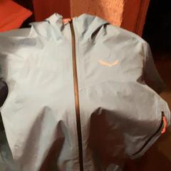 Jacke Blue salema windbreaker, gemeldet von MEININGER Hotel Brussels City Center über iLost