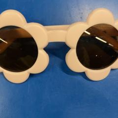 Occhiali da sole, come riportato da IKEA福岡新宮 utilizzando iLost