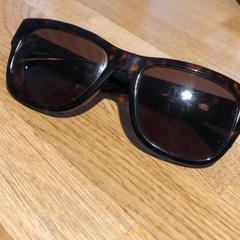 Sluneční brýle, jak nahlášeno Designer Outlet Roermond pomocí iLost