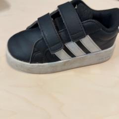 Sabata Adidas, maat 23, segons ha informat IKEA Gent mitjançant iLost