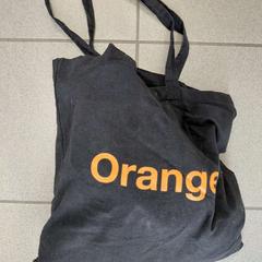 حقائب حمل وحقائب اليد Oranje Zwart، كما تم الإبلاغ عنه بواسطة Regio Oost-Vlaanderen عبر iLost
