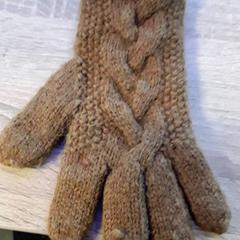 Kesztyű, amint azt EBS Tramplein az iLost segítségével jelentette.